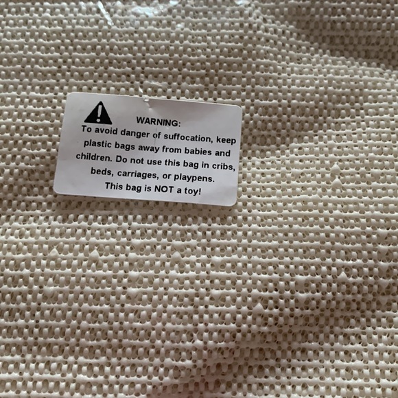 { NON-SLIP MATTRESS GRIPPER PAD } - Picture 3 of 3